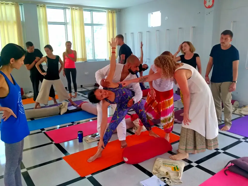 Хатха йога в Ришикеше с переводом на русский