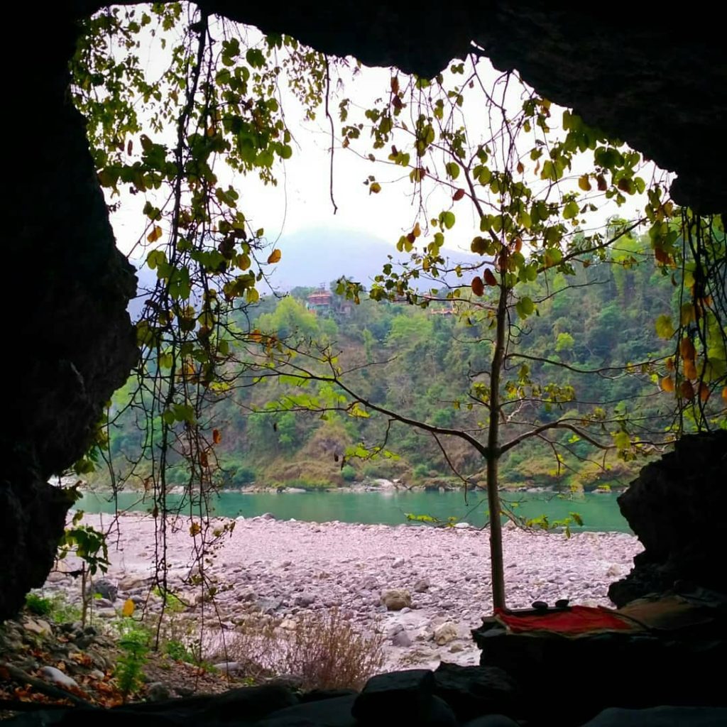 Вид на священную Гангу из пещеры Васиштхи