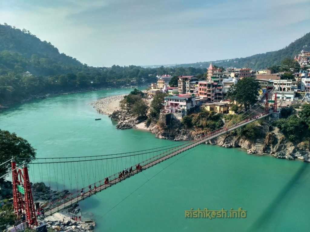 Вид на мост Лакшманджула в Ришикеше